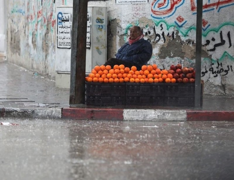 صور من شوارع مدينة غزة تزامنًا مع المنخفض الجوي