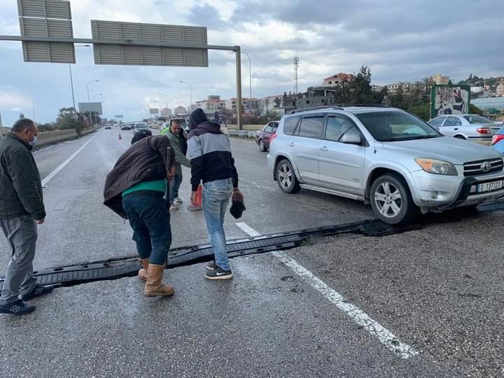 فرق الصيانة باشرت بإصلاح الاعطال على جسر جدرا - سبلين