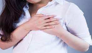 الشعور بالوخز في الثدي لدى النساء… أسبابه وطرق علاجه…