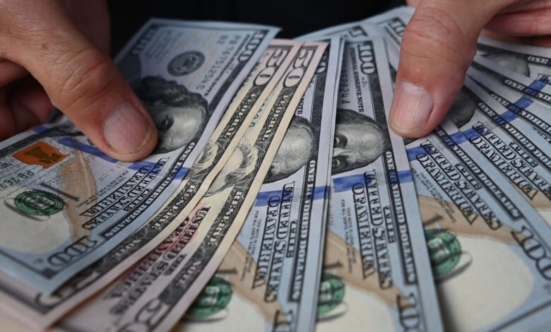 تراجع في سعر صرف دولار السوق السوداء.. كيف افتتح اليوم؟