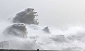 العاصفة يونس ضربت بريطانيا وشمال فرنسا