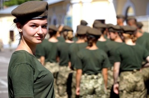 الجنديات الأوكرانيات.. حديث الـ “سوشيال ميديا”!