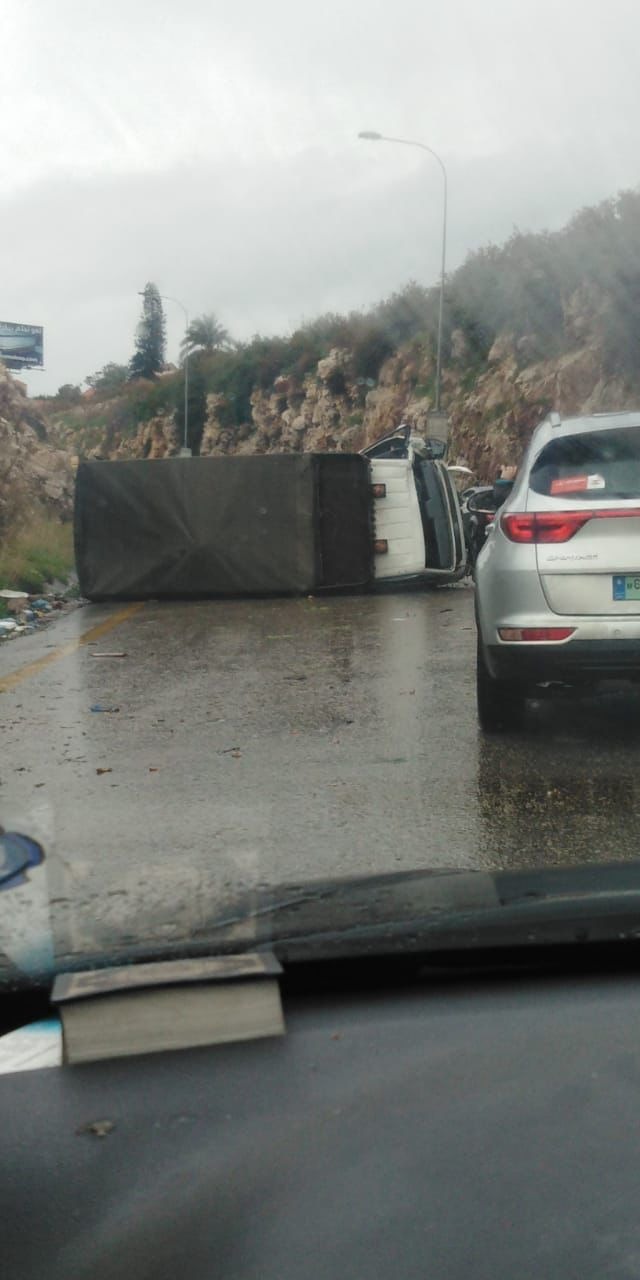 إنقلاب بيك آب على المسلك الشرقي لأوتوستراد صيدا...