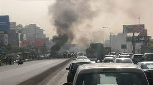 قطع أوتوستراد خلدة باتجاه بيروت بالإطارات المشتعلة
