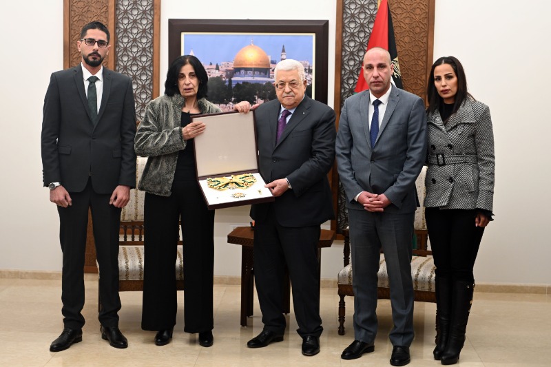 الرئيس عباس يمنح القائد الوطني الراحل عبد الرحيم ملوح وسام نجمة الشرف من الدرجة العليا