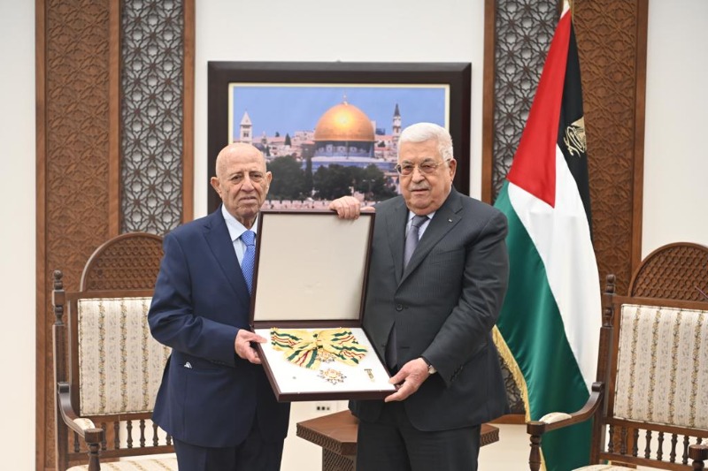 الرئيس عباس أثناء تكريم القائد الوطني ابو علاء قريع