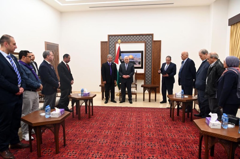 الرئيس عباس.. يقلد الأمين العام للمنظمة الكشفية العربية وسام الثقافة والعلوم والفنون