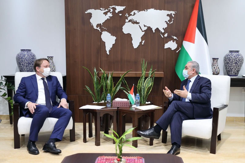 رئيس الوزراء اشتية يبحث مع فارهيلي الدعم الأوروبي ومشاريع الغاز والمياه في قطاع غزة