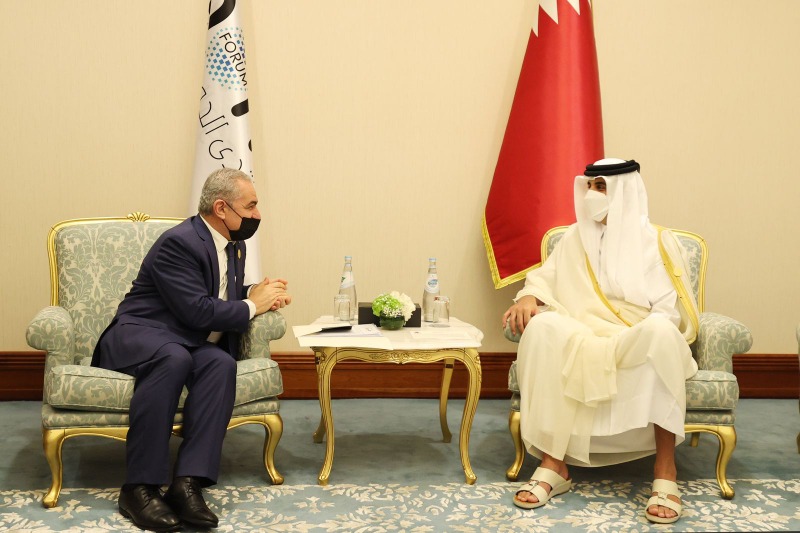 رئيس الوزراء اشتية يطلع أمير قطر على التحديات السياسية والاقتصادية