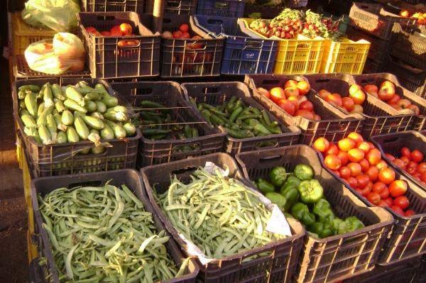 أسعار الخضار والفاكهة "نار" بالنصب والسرقة فهل بدأ زمن الشراء "بالحبّة"؟!