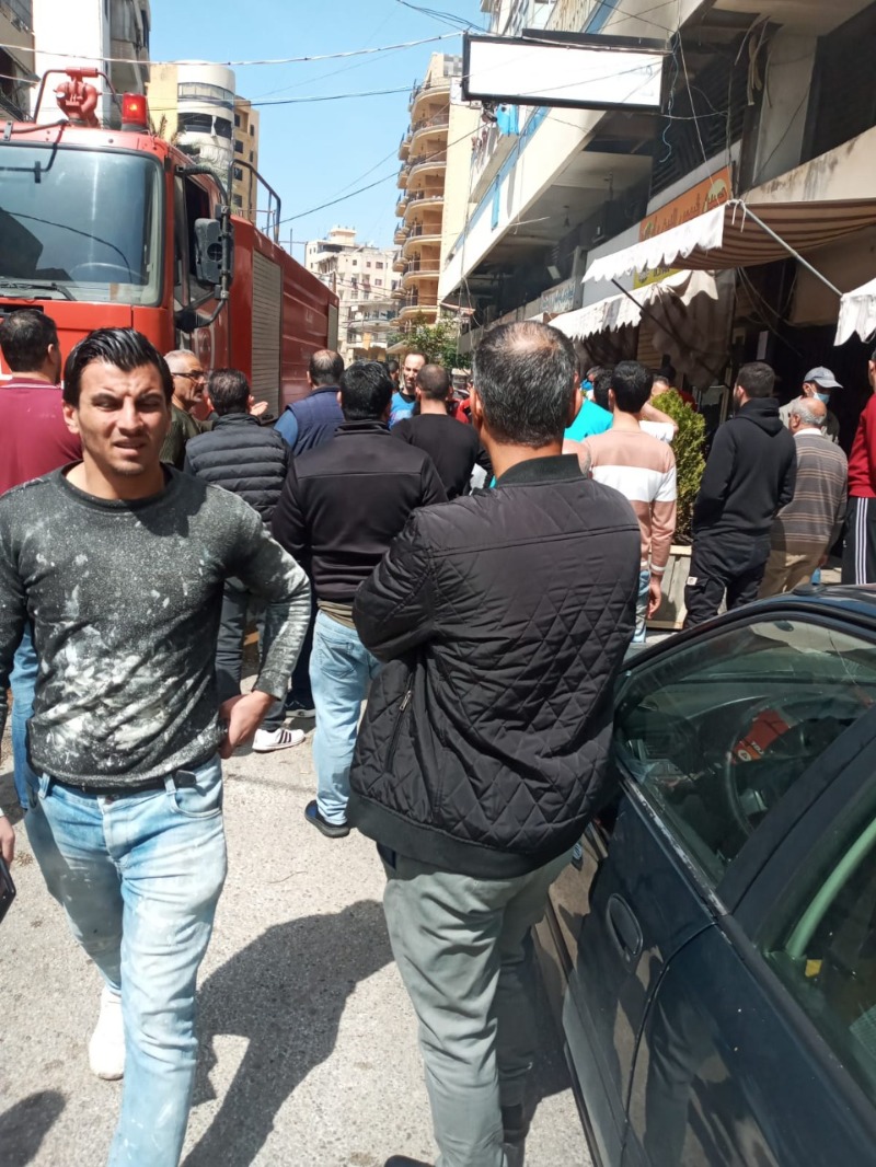 بالصور ... 4 جرحى في احتراق محل في شارع النجاصة في صيدا
