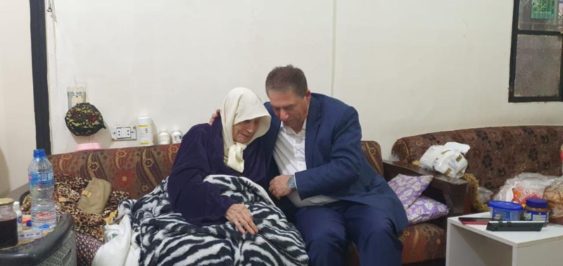 في أول يوم من شهر رمضان.. السفير دبور يزور الحاجه "أم عزيز" في مخيم برج البراجنة، والدة 4 مفقودين منذ العام 1982