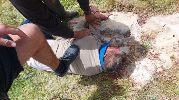 فلسطيني يهاجم مستوطناً بالضرب والخنق في أحد البؤر الاستيطانية شرق رام الله