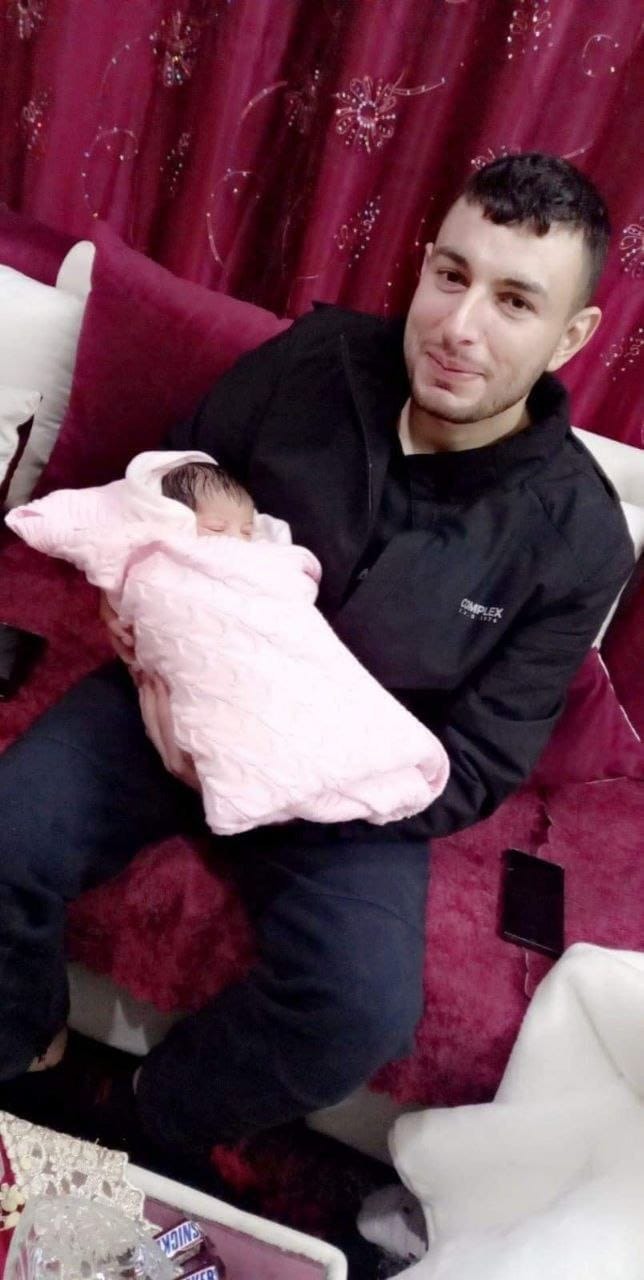 والد الشهيد منفذ عملية "تل أبيب" رعد حازم يخطب أمام المحتشدين عند منزله بمخيم جنين