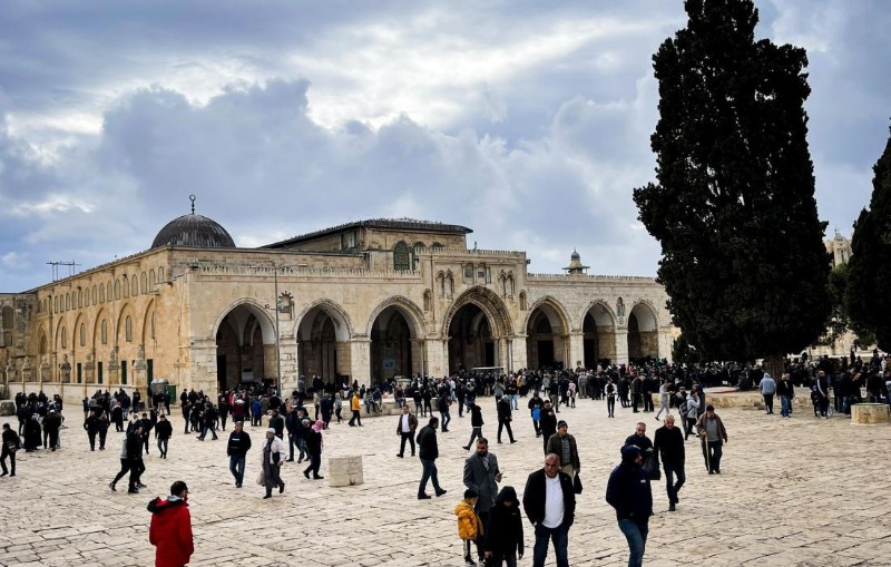 بعد عدوان استمر لـ4 ساعات.. الاحتلال الاسرائيلي ينسحــب من باحات المسجد الأقصى مخلفاً 17 إصابة واعتقالات ودمار