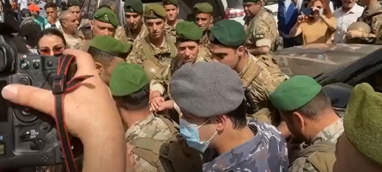 بالفيديو: محتجون اعتدوا أمام على سيارة نقيبة المحامين في طرابلس
