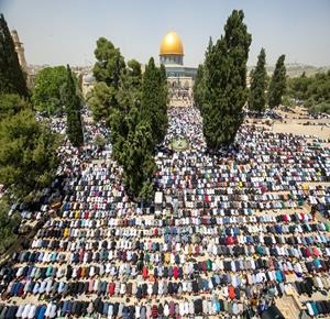 70 ألف مصل يؤدون صلاة الجمعة الأخيرة من رمضان في الأقصى