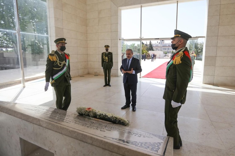 نيابة عن الرئيس عباس.. رئيس الوزراء اشتية يضع إكليلاً من الزهور على ضريح الشهيد ياسر عرفات