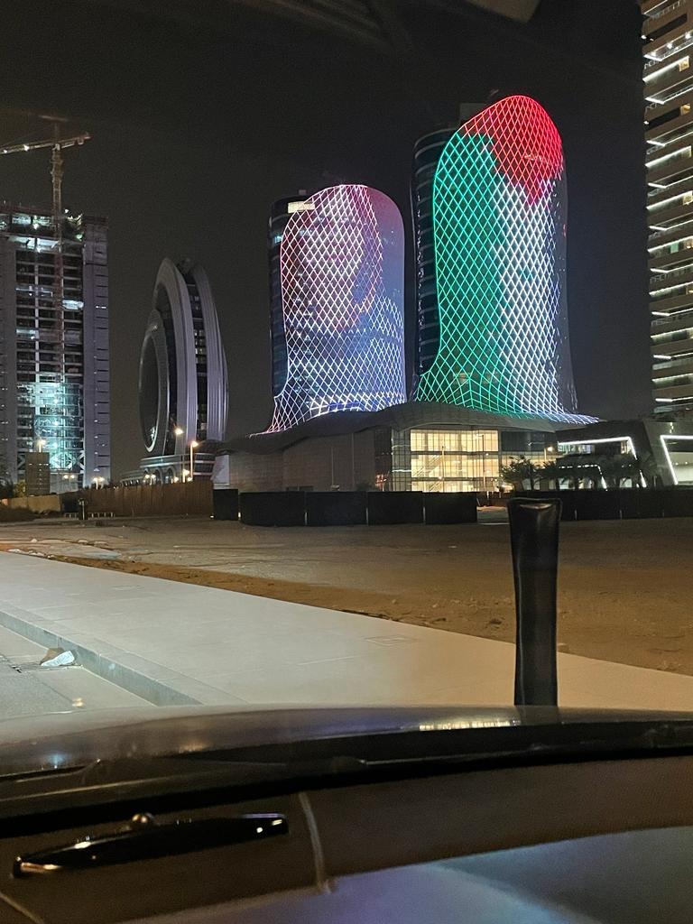 علم فلسطين وصورة الشهيدة أبو عاقلة .. أين رفعا؟
