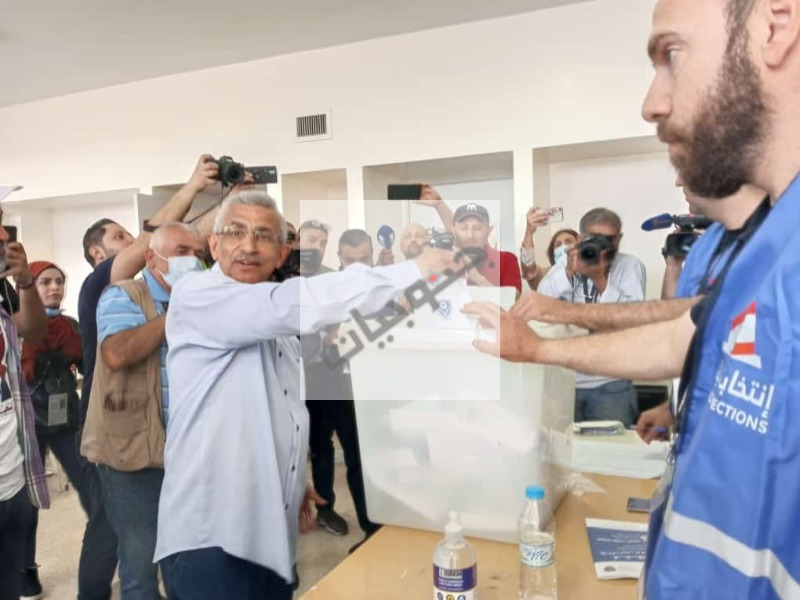 النائب اسامة سعد يقترع في مهنية صيدا ويتهم ثنائي السلطة باصدار فتوى لاسقاطه في صيدا