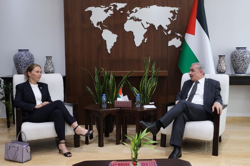 رئيس الوزراء اشتية يدعو الصليب الأحمر لفتح أرشيفه لكشف انتهاكات الاحتلال بحق الفلسطينيين منذ النكبة
