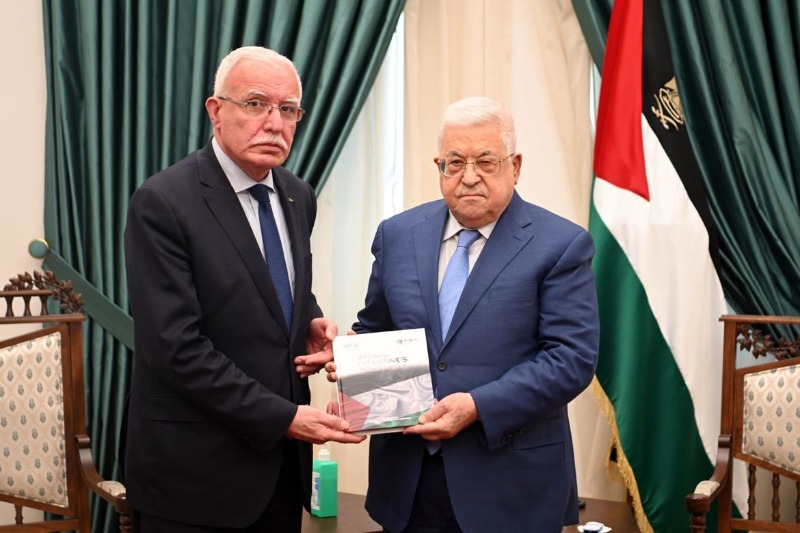 الرئيس عياس يتسلم نسخة من دراسة حول القدرات الفلسطينية في الدول النامية