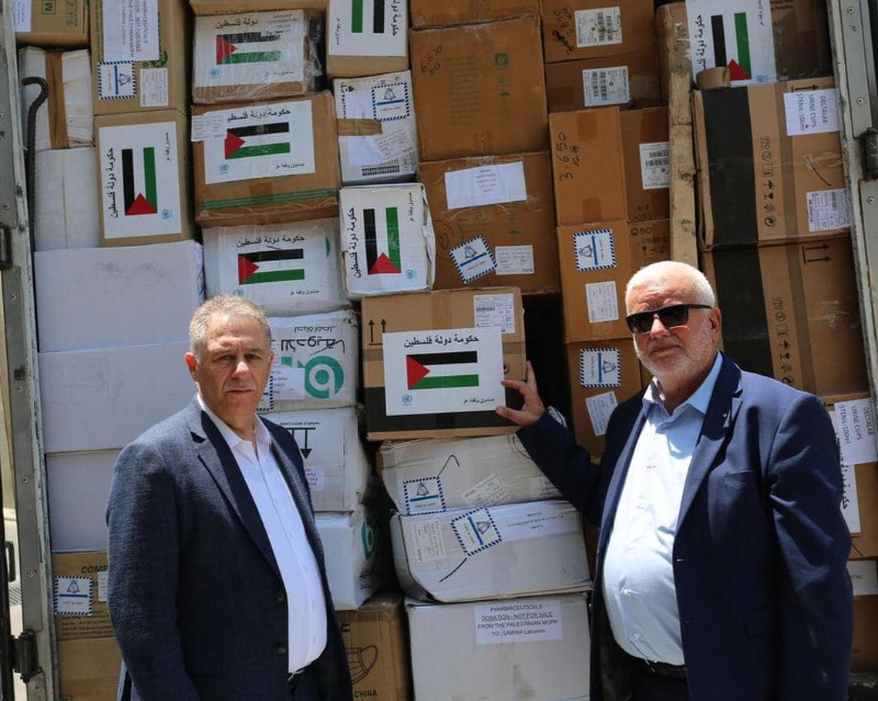 السفير دبور وابو العردات.. يتسلمان شحنة أدوية في لبنان مقدمة من الحكومة الفلسطينية