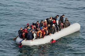 اليونان تنقل 60 لبنانيا إلى أراضيها بعد إنقاذهم من قارب كاد أن يغرق