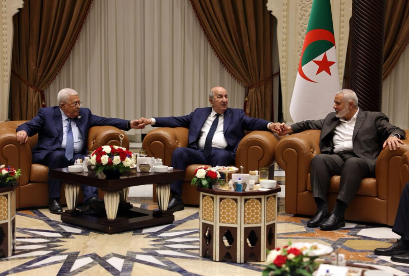 الرئيس عباس يجتمع مع الرئيس تبون.. وطابع فلسطيني وشارع باسم الجزائر