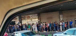 عصابة سورية تنتشر بين المواطنين امام الافران... معلومات تكشف ما يجري بشأن الخبز