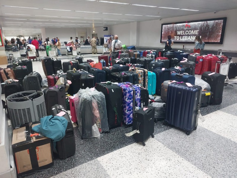 لهذا السبب: عشرات الحقائب متروكة ومرمية في المطار