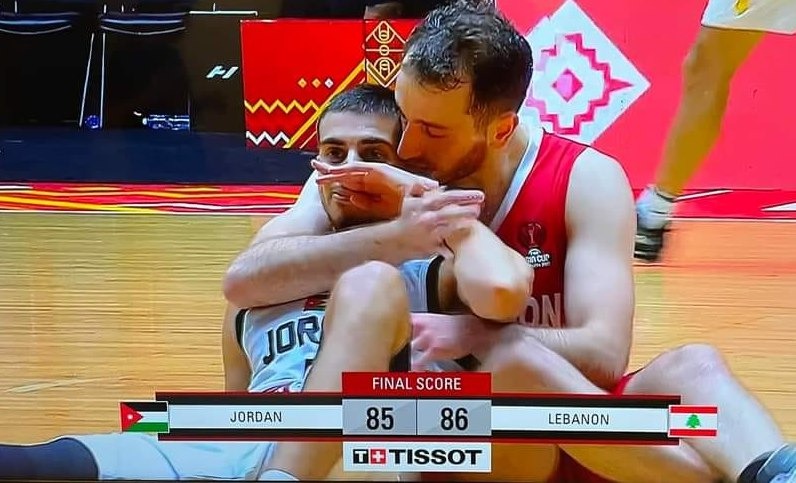 لقطة تظهر الروح الرياضية عند لمنتخب اللبناني