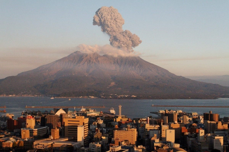 بركان ساكوراجيما يثور في جنوب اليابان