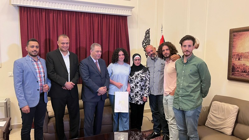 السفير دبور يستقبل الطالبة الفلسطينية المتفوقة لين القاسم