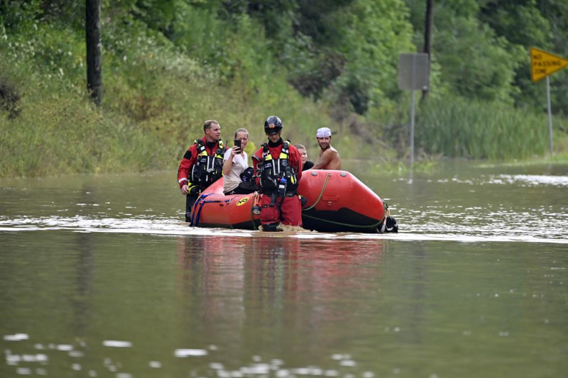 بالصور.. الفيضانات تجتاح مدينة كنتاكي الاميركية والحصيلة 16 قتيلا