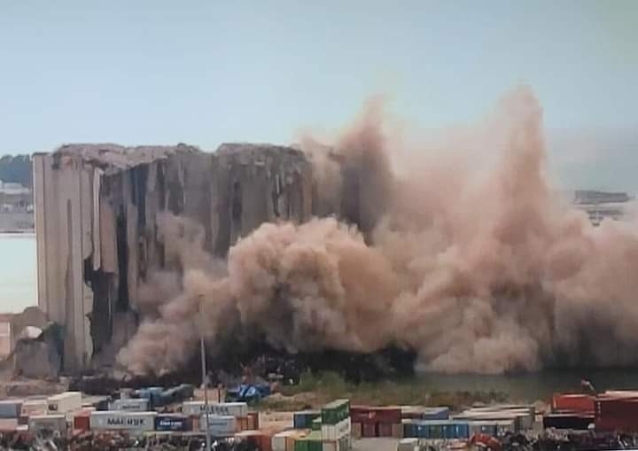 بالفيديو: سقوط جزء من الاهراءات في مرفأ بيروت