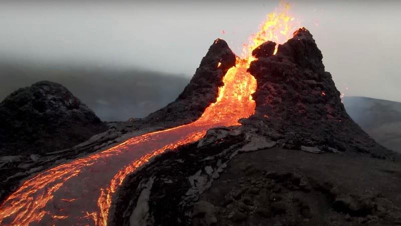 الغازات المنبعثة من بركان ثائر في آيسلندا تهدد بلدة مجاورة