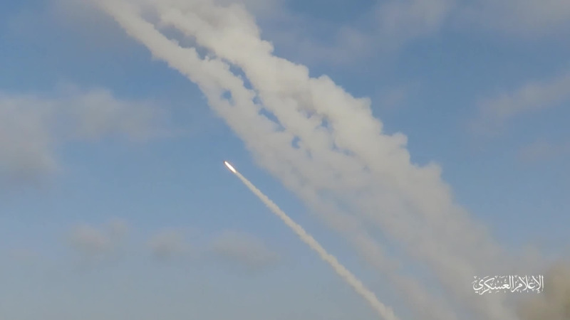بالفيديو.. عشرات الصواريخ تنطلق من غزة مستهدفة كل مستوطنات ومدن الجنوب المحتل