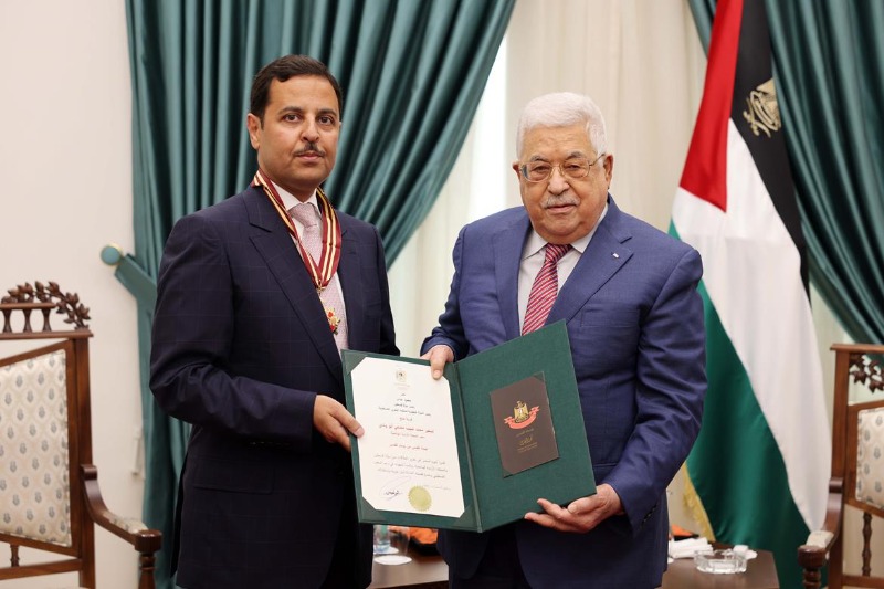 الرئيس عباس يقلد السفير الأردني نجمة القدس بمناسبة انتهاء مهامه