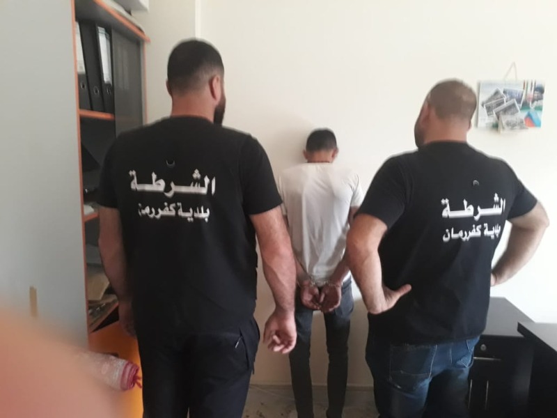 بالجرم المشهود.. القبض على أحد أفراد عصابة سرقة السيارات في كفررمان