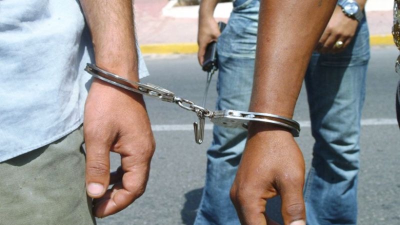 بالجرم المشهود.. توقيف متورطان بسرقة بطاريات السيارات