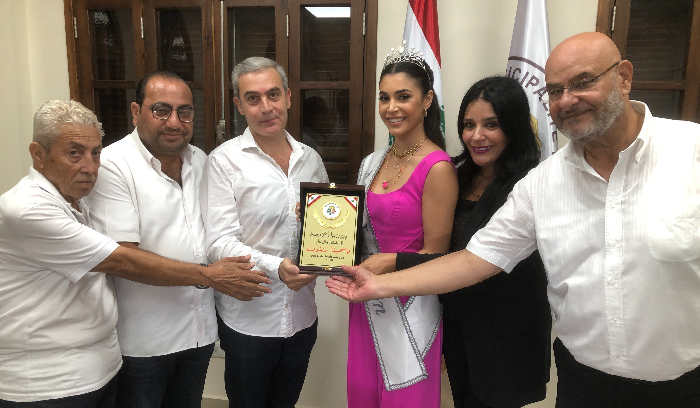بلدية صور كرمت ابنتها ملكة جمال لبنان