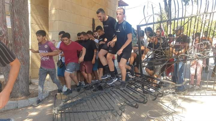 بالفيديو والصور.. إنطلاقة غير مشجعة للموسم الكروي... جمهور يقتحم الملعب وتأجيل للمباراة