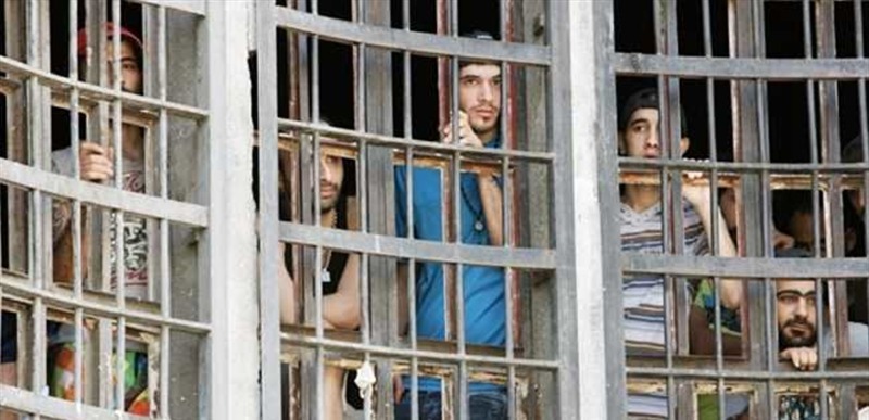 مساجين يتهجمون على عنصرين من القوى الأمنية... هذا ما حصل في سجن روميه
