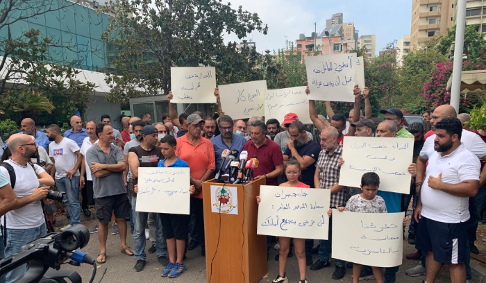 موظفو وعمال مياه بيروت وجبل لبنان يقطعون الطريق امام وزارة الطاقة اعتراضا على الالتفاف على حقوقهم