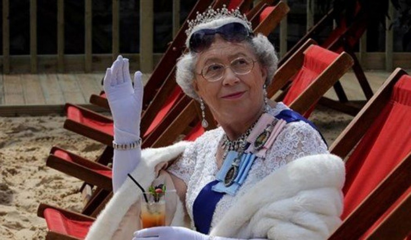 شبيهة الملكة إليزابيث الثّانية تعتزل: "وظيفتي قد انتهت"