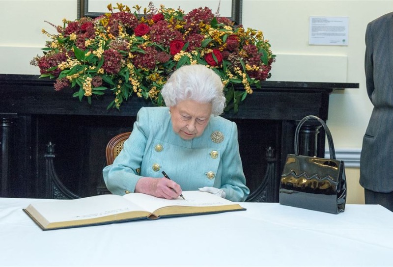 منذ الـ 1953 حتى مماتها... الملكة إليزابيث تُراسل امرأة لم تقابلها أبدًا!