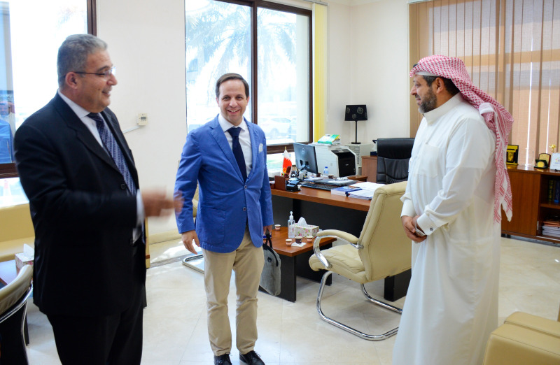 السفير فرناندز يزور جامعة Applied Science في البحرين