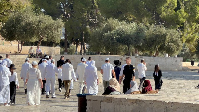 الاحتلال يحاصر القدس ويغلق شوارعها ومستوطنون يقتحمون "الأقصى"