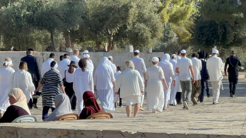 الاحتلال يحاصر القدس ويغلق شوارعها ومستوطنون يقتحمون "الأقصى"